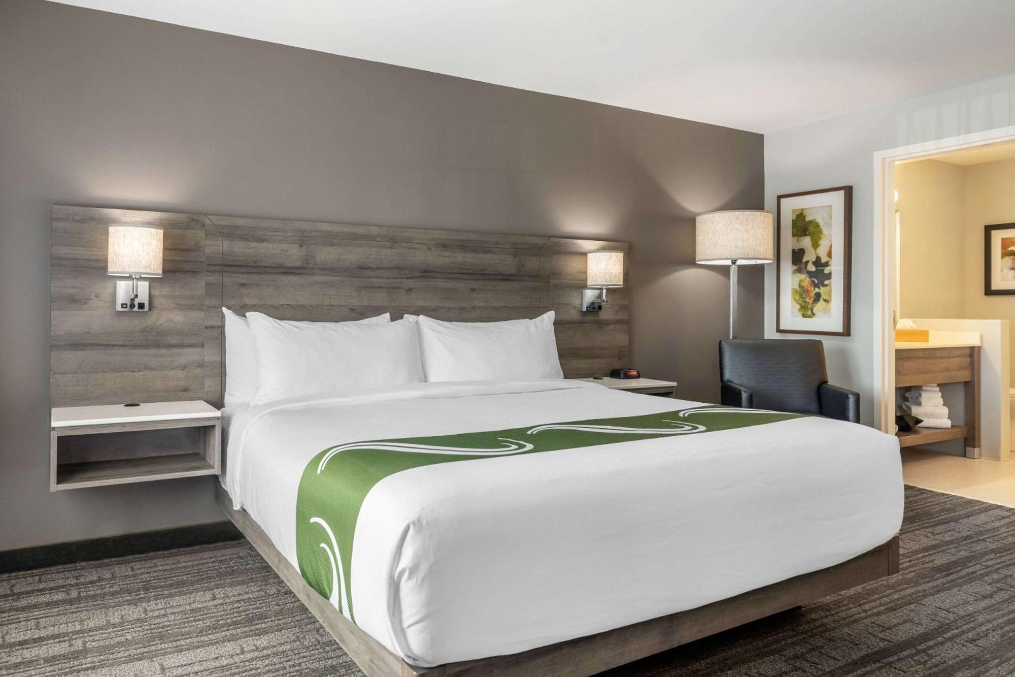 פרדריקטון Quality Inn & Suites Amsterdam מראה חיצוני תמונה